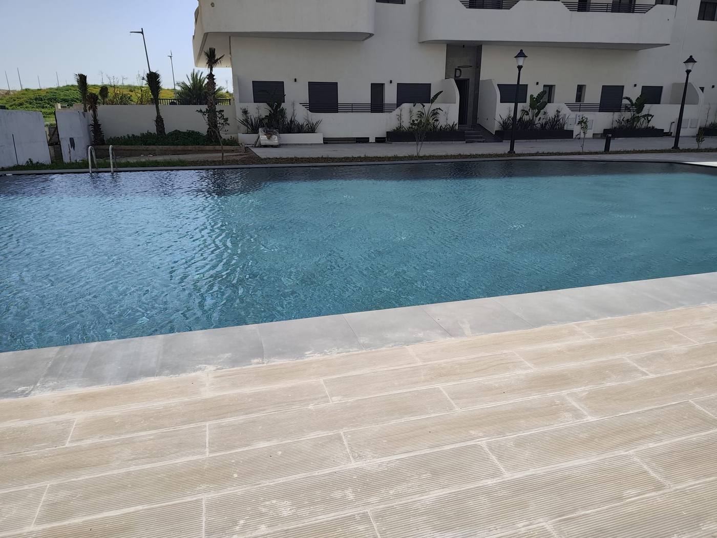 Grande piscine de la résidence Life City