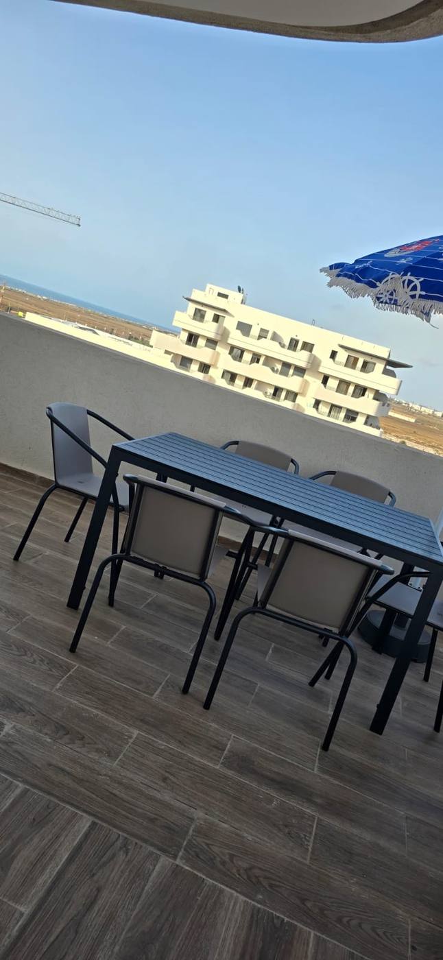 Terrasse meublée avec vue dégagée sur l'horizon et la mer